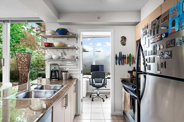 Enjoy detached home living lifestyle within the city! 1br 1bath Townhome in the heart of DT Vancouver - $819k